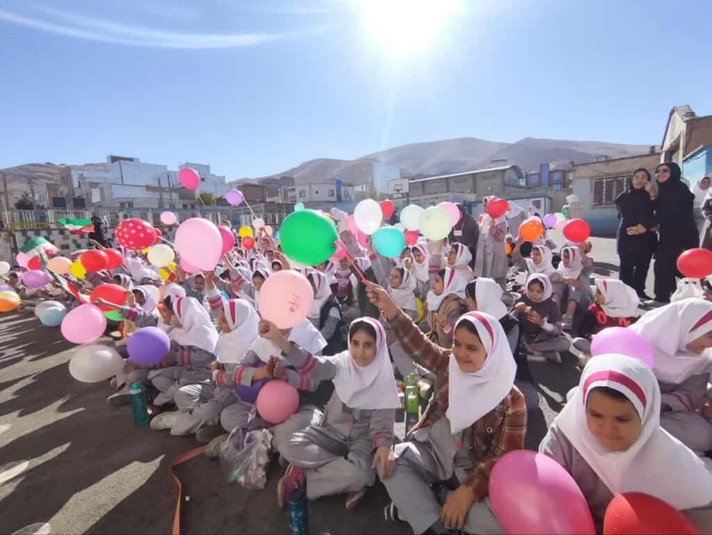 «پیک امید» کانون، شادی را به مدرسه پردیس سنقر برد