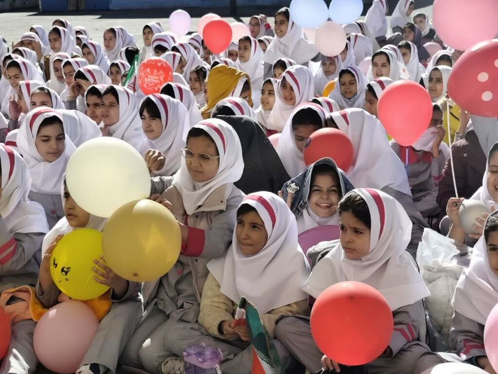 «پیک امید» کانون، شادی را به مدرسه پردیس سنقر برد