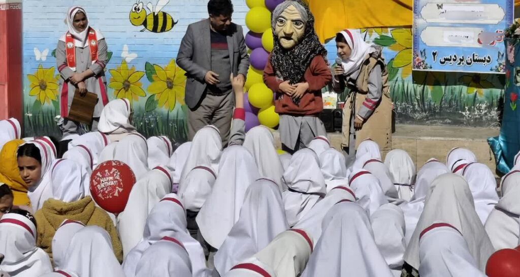 «پیک امید» کانون، شادی را به مدرسه پردیس سنقر برد