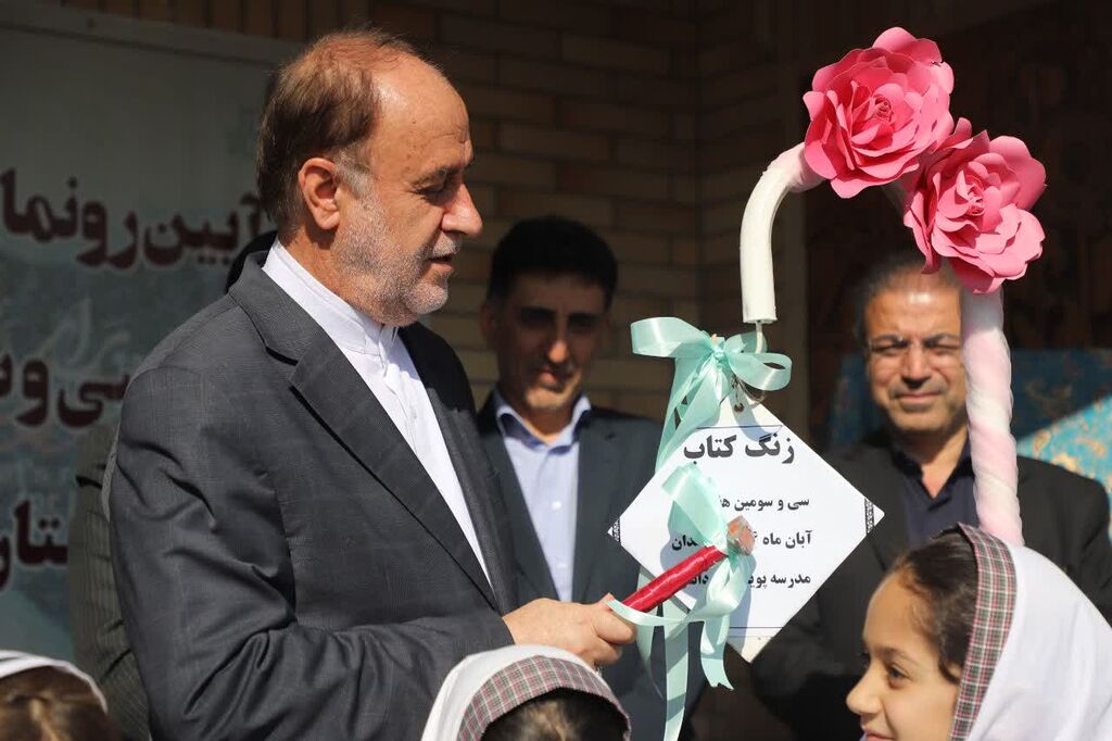 رونمایی از پوستر سی‌وسومین هفته کتاب با همکاری کانون همدان