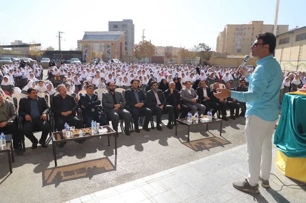رونمایی از پوستر سی‌وسومین هفته کتاب با همکاری کانون همدان