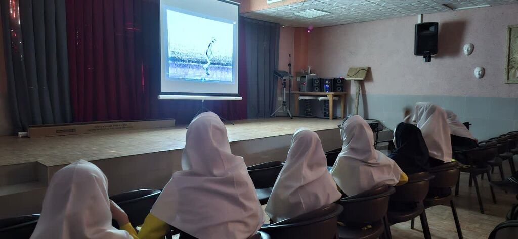 نمایش فیلم کوتاه «نشانی» در کارگاه نقد فیلم کانون بسطام؛ تمرینی برای تقویت تفکر نقادانه و روحیه پرسشگری