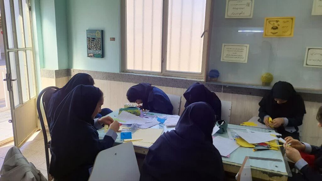 کارسوق «دنیای شگفت‌انگیز کاغذ» در گرمسار؛ تمرینی برای پرورش ذهن خلاق و چندبعدی نوجوانان