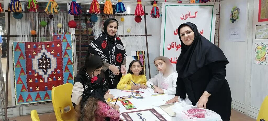 غرفه کانون کرمانشاه در نمایشگاه سراسری صنایع دستی و هنرهای سنتی استان