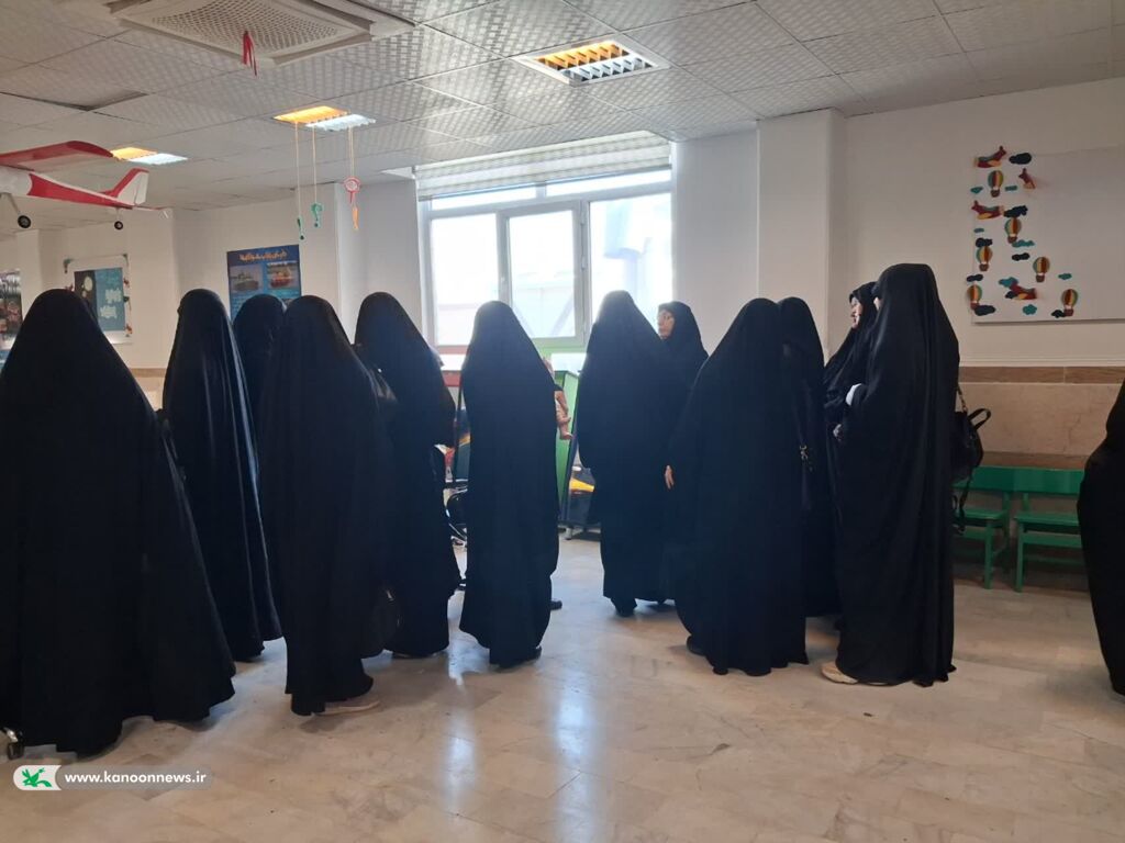 بازدید بانوان طلبه مؤسسه حضرت معصومه(س) از مرکز فرهنگی‌هنری شماره ۱۰ کانون قم