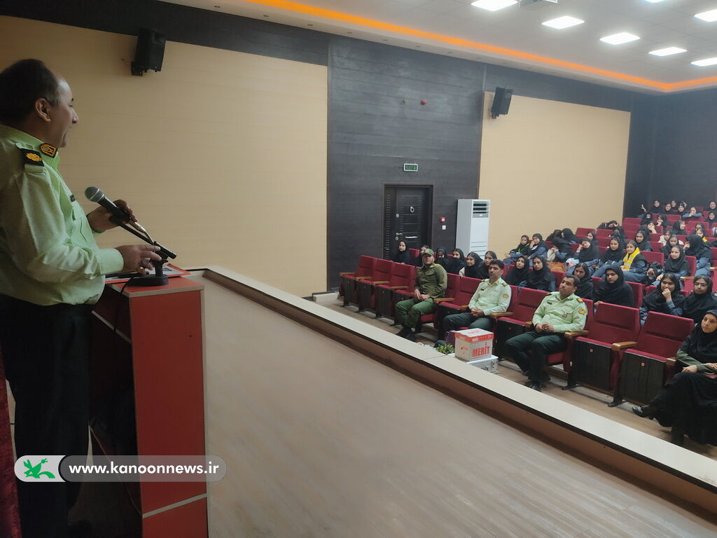 برگزاری کارگاه آموزشی آسیبهای اجتماعی وفضای مجازی درمرکز گناوه