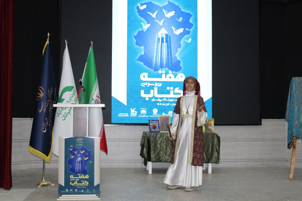 برگزار آیین رونمایی «آسمان به فکر صلح» غلامرضا بکتاش در کانون همدان