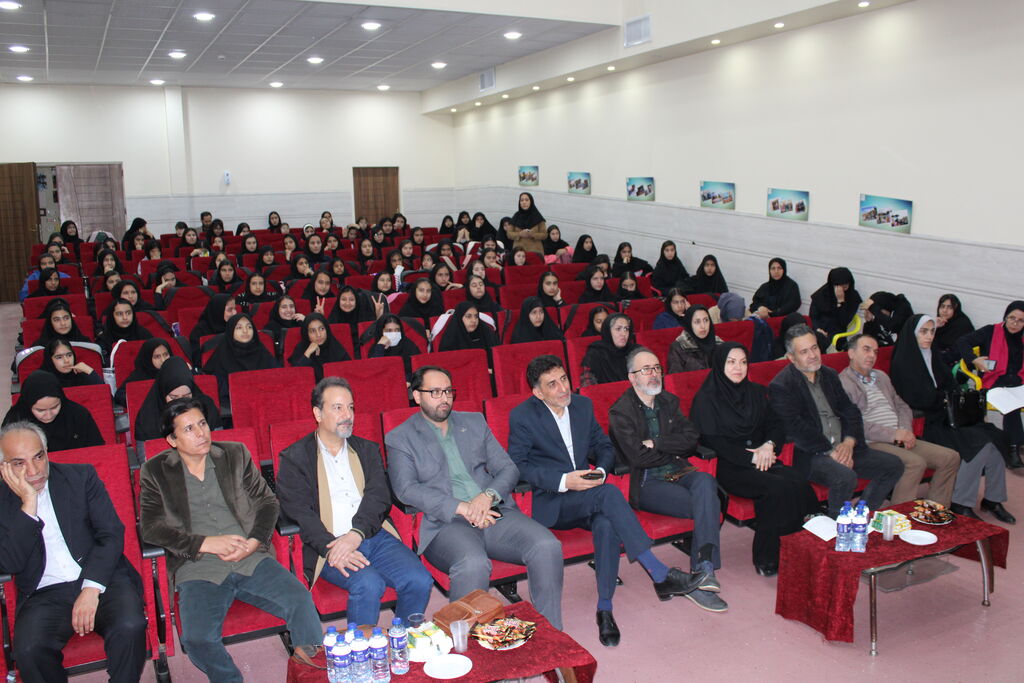 برگزار آیین رونمایی «آسمان به فکر صلح» غلامرضا بکتاش در کانون همدان