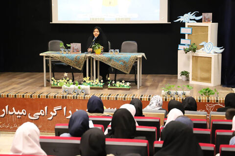 نشست ادبی «دو پنجره» با حضور طیبه شامانی در کانون استان اردبیل برگزار شد