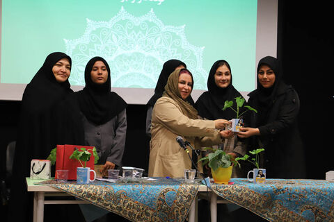 نشست ادبی «دو پنجره» با حضور طیبه شامانی در کانون استان اردبیل برگزار شد