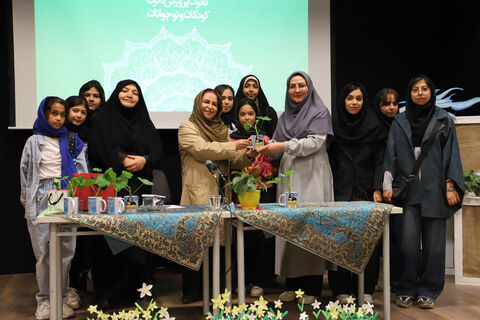 نشست ادبی «دو پنجره» با حضور طیبه شامانی در کانون استان اردبیل برگزار شد