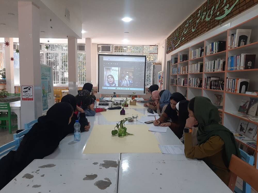 پنجمین نشست استانی «دو پنجره» با نقد کتاب «۱۰ راز آشواریا» برگزار شد