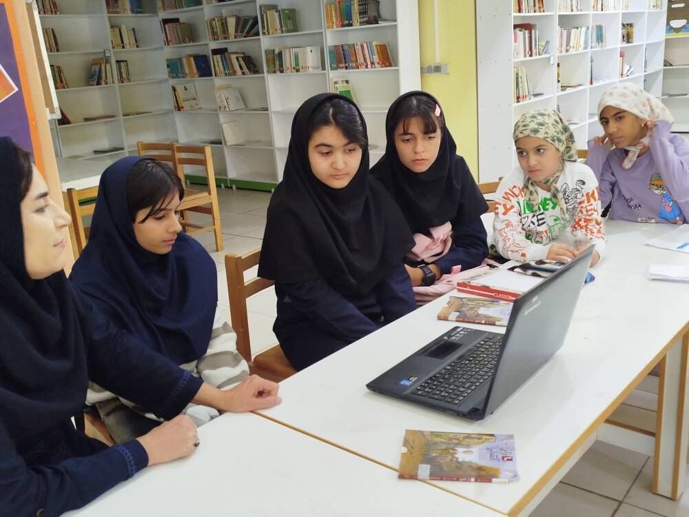 پنجمین نشست استانی «دو پنجره» با نقد کتاب «۱۰ راز آشواریا» برگزار شد