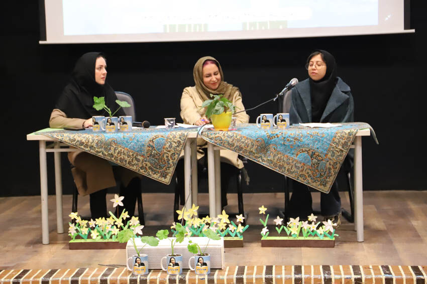 نشست ادبی «دو پنجره» با بررسی و نقد کتاب «آسمان از همیشه آسمانتر است» در کانون استان اردبیل برگزار شد