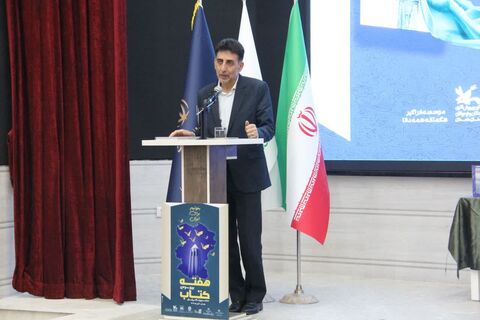 رونمایی «آسمان به فکر صلح» غلامرضا بکتاش در کانون همدان