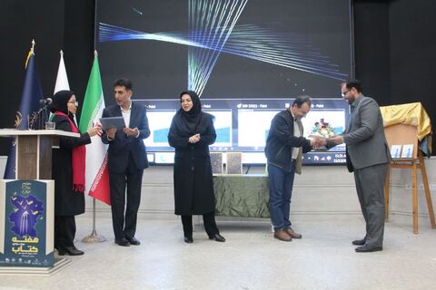 رونمایی «آسمان به فکر صلح» غلامرضا بکتاش در کانون همدان