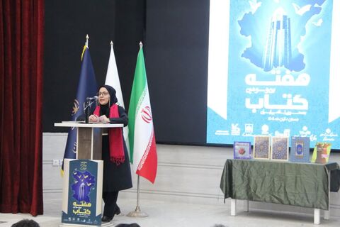 رونمایی «آسمان به فکر صلح» غلامرضا بکتاش در کانون همدان