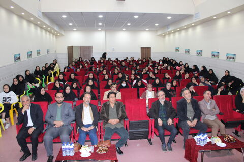 رونمایی «آسمان به فکر صلح» غلامرضا بکتاش در کانون همدان