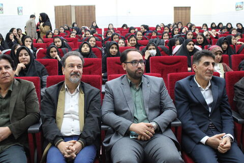 رونمایی «آسمان به فکر صلح» غلامرضا بکتاش در کانون همدان