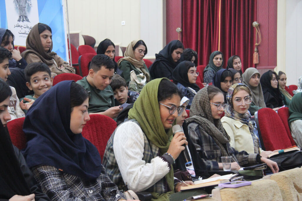 نشست ادبی دوپنجره با حضور اسماعیل اله دادی