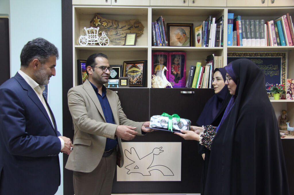 نشست ادبی دوپنجره با حضور اسماعیل اله دادی