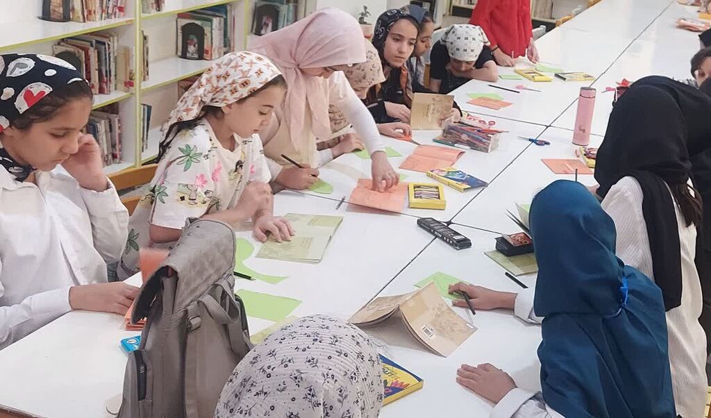تلفیق معرفی کتاب با هنرهای کلاژ، سفالگری و کاردستی در مرکز 2 نیشابور