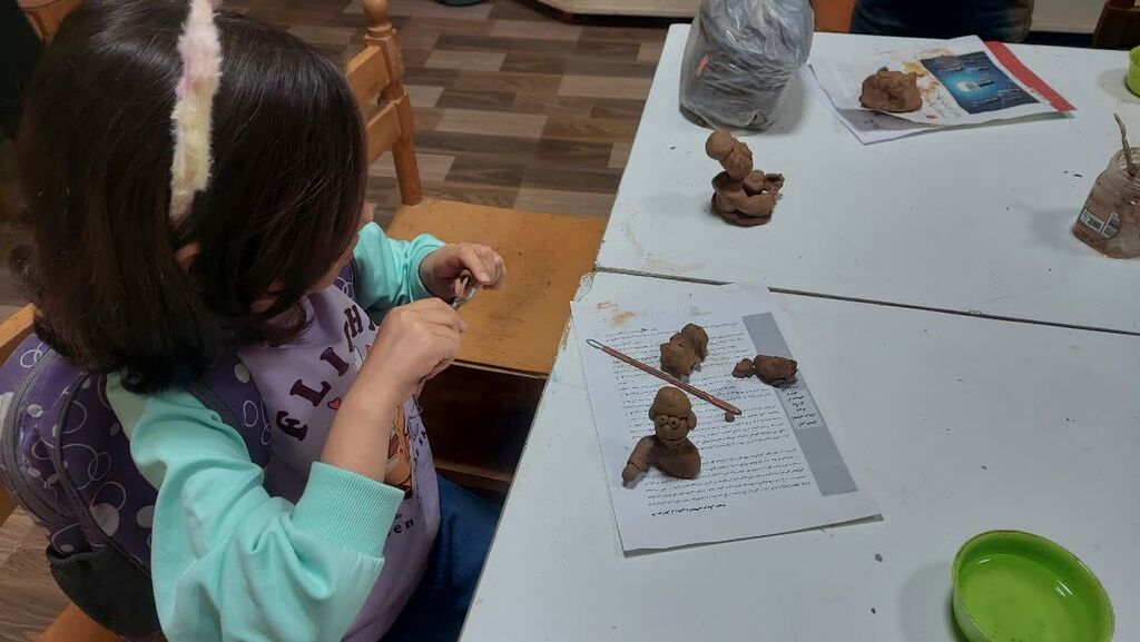 تلفیق معرفی کتاب با هنرهای کلاژ، سفالگری و کاردستی در مرکز ۲ نیشابور