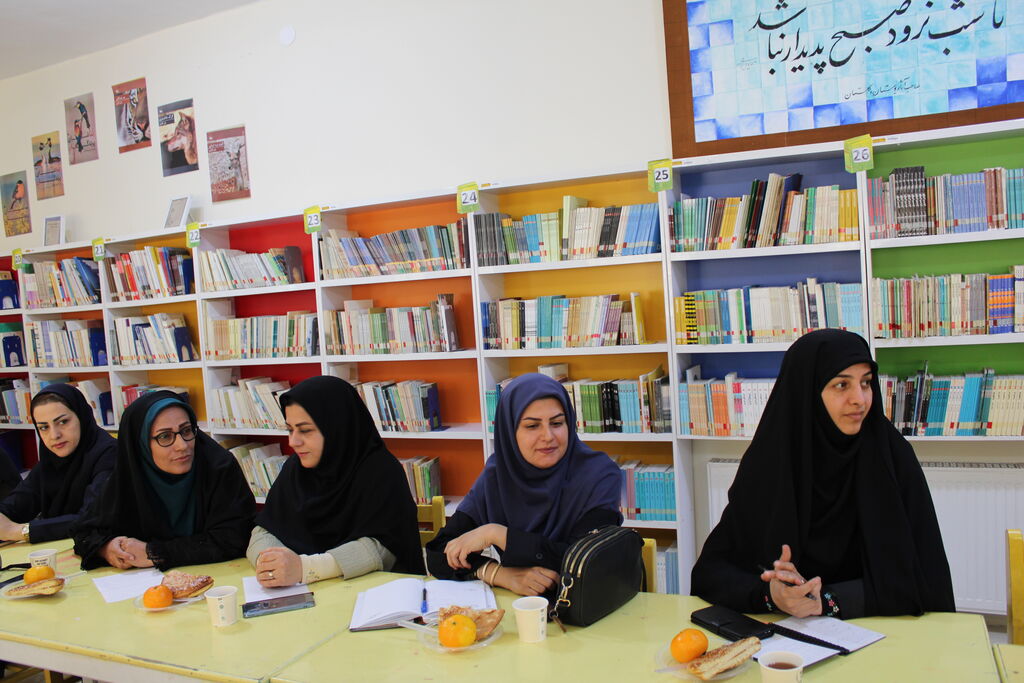 نشست مدیرکل کانون پرورش فکری همدان با مربیان حوزه 2 در مرکز شماره 2 ملایر