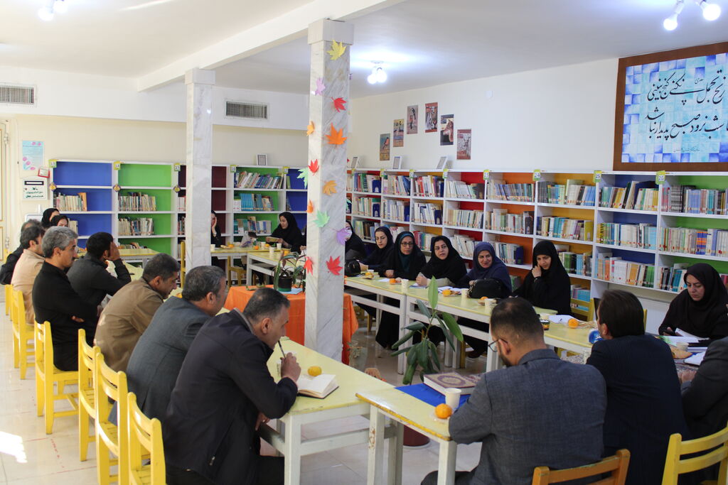 نشست مدیرکل کانون پرورش فکری همدان با مربیان حوزه 2 در مرکز شماره 2 ملایر