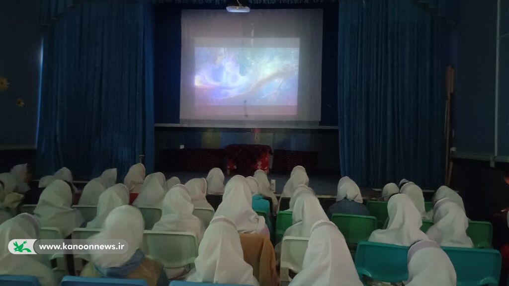 بازدید دانشآموزان کامیارانی از مرکز کانون پرورش فکری کودکان و نوجوانان این شهر