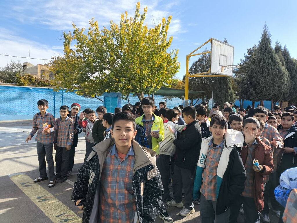 روزی که کتابخانه سیار کانون، امید را به کلاسهای دبستان آورد