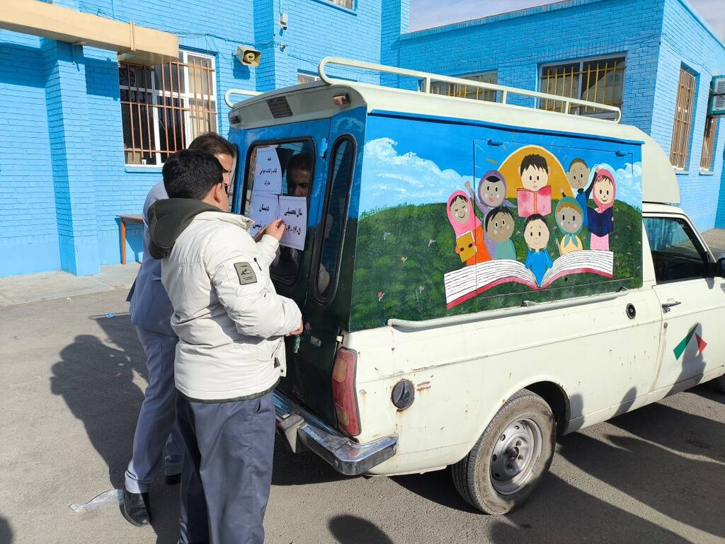 روزی که کتابخانه سیار کانون، امید را به کلاسهای دبستان آورد