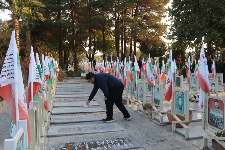 ادای احترام مدیرکل، کارکنان و کارشناسان ستادی کانون استان اصفهان به مقام شامخ شهدا