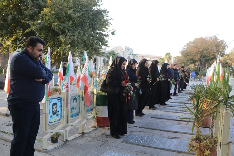 ادای احترام مدیرکل، کارکنان و کارشناسان ستادی کانون استان اصفهان به مقام شامخ شهدا