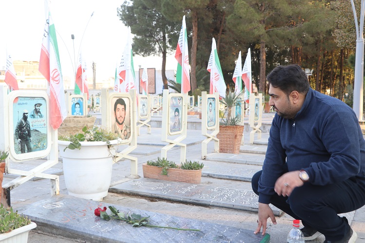 ادای احترام مدیرکل، کارکنان و کارشناسان ستادی کانون استان اصفهان به مقام شامخ شهدا
