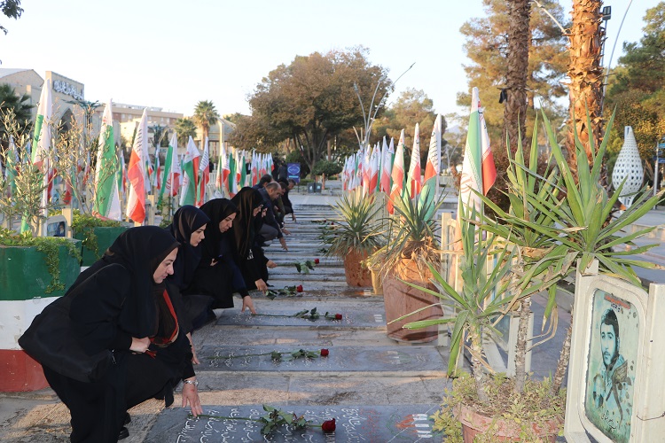 ادای احترام مدیرکل، کارکنان و کارشناسان ستادی کانون استان اصفهان به مقام شامخ شهدا