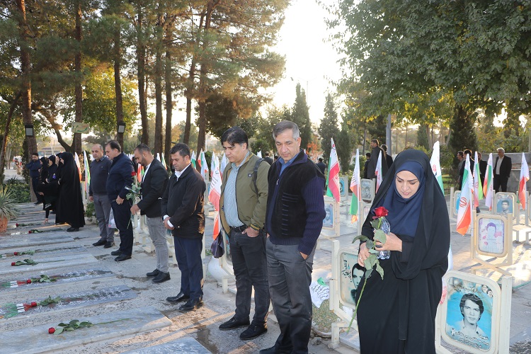 ادای احترام مدیرکل، کارکنان و کارشناسان ستادی کانون استان اصفهان به مقام شامخ شهدا