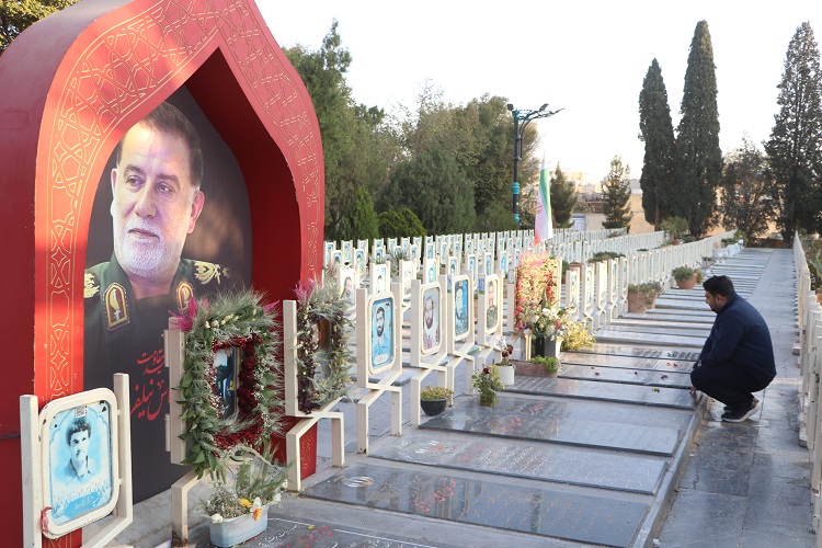 ادای احترام مدیرکل، کارکنان و کارشناسان ستادی کانون استان اصفهان به مقام شامخ شهدا