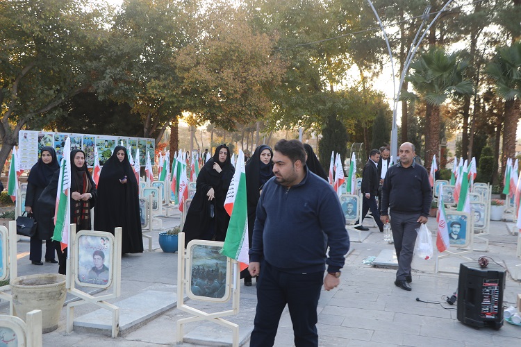 ادای احترام مدیرکل، کارکنان و کارشناسان ستادی کانون استان اصفهان به مقام شامخ شهدا