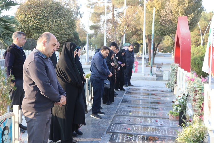 ادای احترام مدیرکل، کارکنان و کارشناسان ستادی کانون استان اصفهان به مقام شامخ شهدا