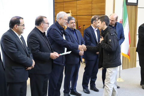 تقدیر از برندگان مسابقه نقاشی «مدرسه‌ای به وسعت ایران» با حضور علی ربیعی دستیار اجتماعی رئیس‌جمهور در اردبیل