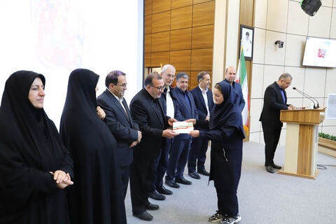 تقدیر از برندگان مسابقه نقاشی «مدرسه‌ای به وسعت ایران» با حضور علی ربیعی دستیار اجتماعی رئیس‌جمهور در اردبیل