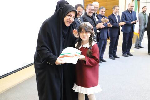 تقدیر از برندگان مسابقه نقاشی «مدرسه‌ای به وسعت ایران» با حضور علی ربیعی دستیار اجتماعی رئیس‌جمهور در اردبیل
