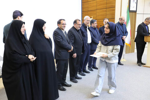 تقدیر از برندگان مسابقه نقاشی «مدرسه‌ای به وسعت ایران» با حضور علی ربیعی دستیار اجتماعی رئیس‌جمهور در اردبیل
