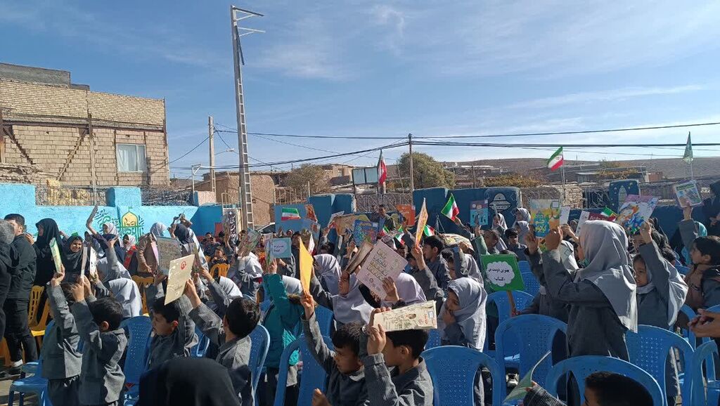 همزمان با روز کتابخوانی از مربی کتابخانه پستی نیشابور تقدیر شد