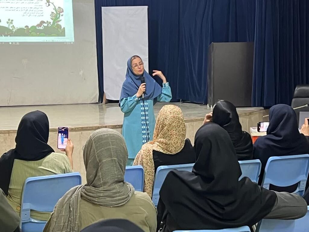 برگزاری کارگاه آموزش قصه و قصه‌گویی ویژه معلمان در مرکز شماره ۴ بندرعباس