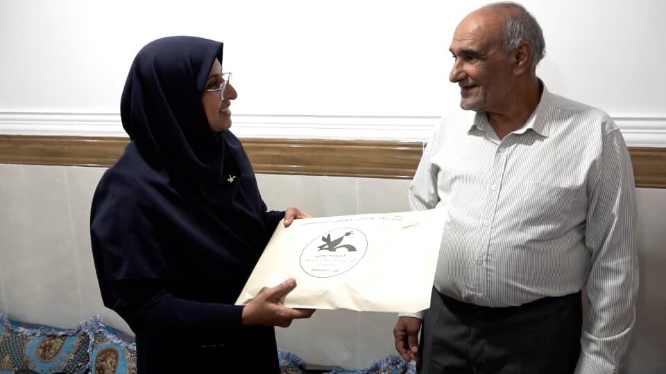 تقدیر کانون هرمزگان از مشقاسم عابدینی؛ سفیر کتاب در دهه ۶۰ در روستای فاریاب رودان