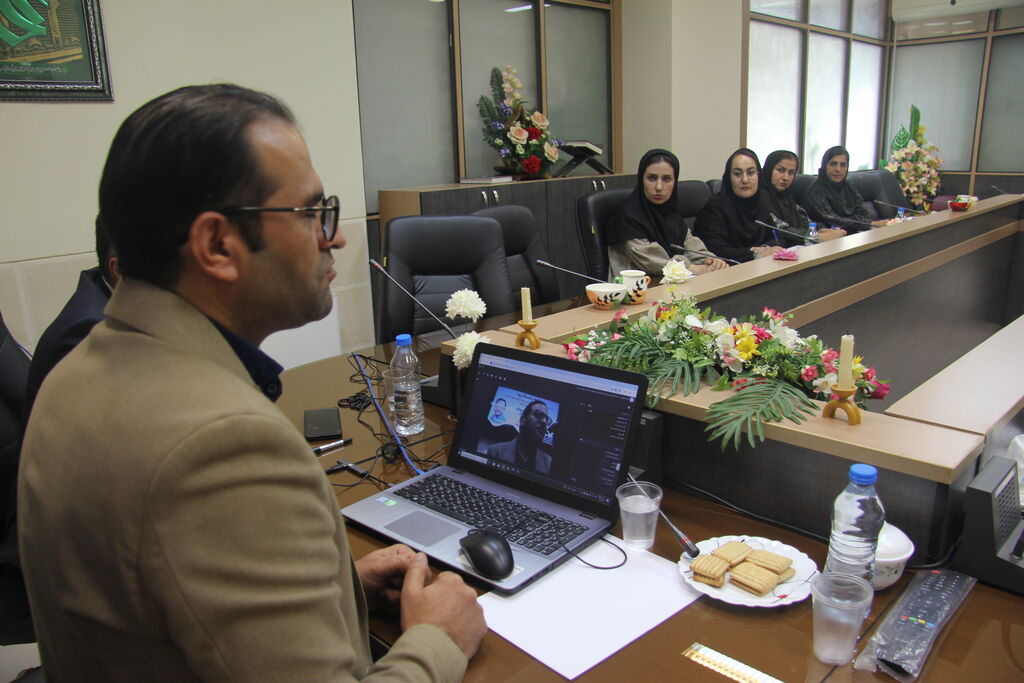 اسماعیل اله دادی/ مربیان به عنوان سفیران ادبیات فارسی، مسئول آشتی دادن نسل جدید با گنجینههای ادبی کشور هستند