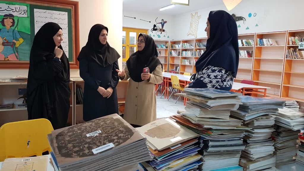 بازدید مدیرکل کتابخانههای عمومی از طرحهای خلاق کتابخوانی کانون کرمانشاه