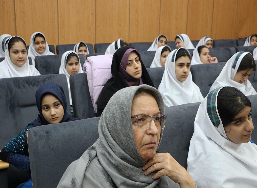 مهرواره «دنیای رنگی کتاب‌ها» در خمام؛ جشن دانایی و خلاقیت کودکان